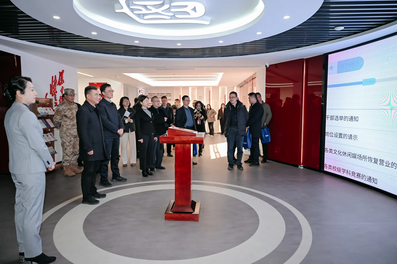 讲解员带领团队参观基地展厅
