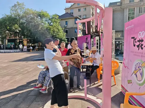居民参与保密宣传进园区互动体验