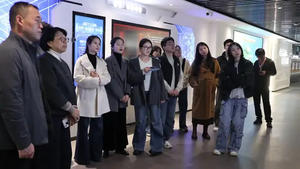 讲解员带领团队参观社区保密场景