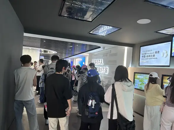高校师生参观互动展陈