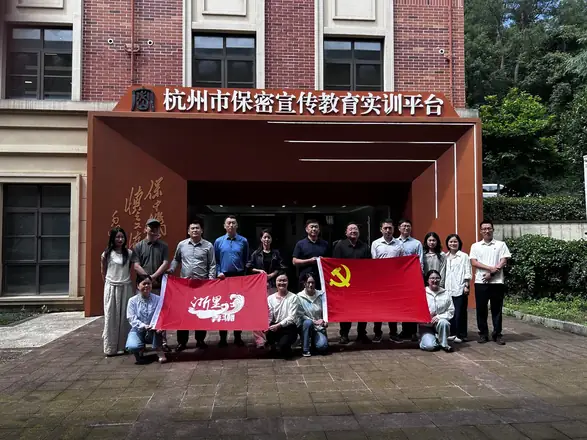 企业团队在基地开展党团活动